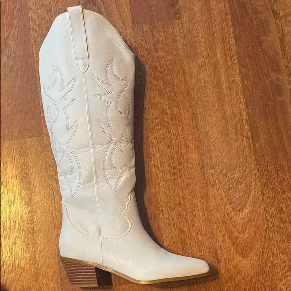 New White Western-Style Women's Boots - Picture 3 of 16
